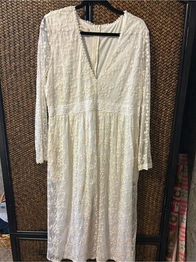 Long Sleeve Ivory Lace V-Neck Maxi Dress